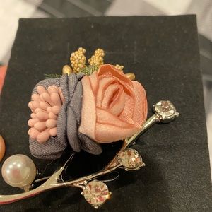 Flower pearl brooch